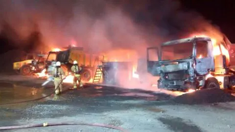 Camiones y maquinaria quemadas tras nuevo ataque incendiario en la Araucanía