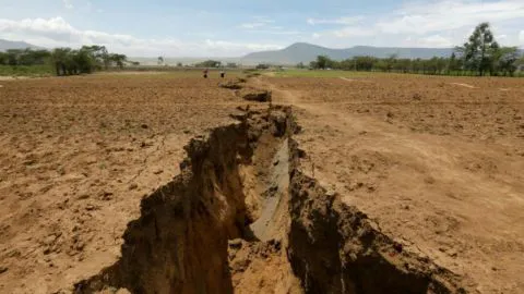 Kilométrica grieta en Kenia estaría partiendo a África en dos