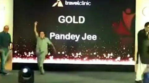 [VIDEO] Un hombre murió en medio del escenario tras ganar un premio