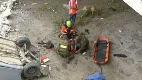 [VIDEO] Ciclista cae al Mapocho cuando se acercó a ver un accidente