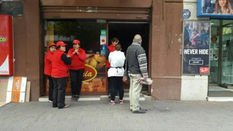 Principio de incendio afectó a conocida panadería penquista
