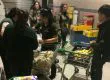 Trabajadores de supermercado se organizan para ayudar a voluntarios en medio de la catástrofe