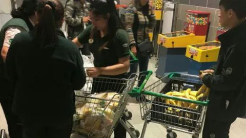 Trabajadores de supermercado se organizan para ayudar a voluntarios en medio de la catástrofe