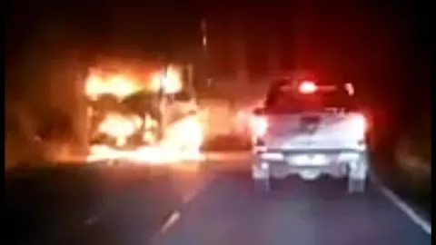 Encapuchados encañonan a chofer y queman camión en Contulmo