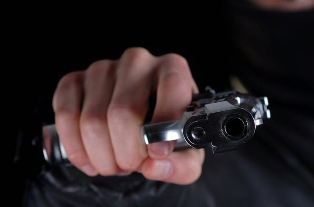 Joven fue baleado por un tercero cuando llegó de visita a la casa de su hermano en Los Ángeles