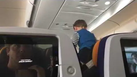 ¡Pesadilla total! Niño hizo una rabieta durante 8 horas en un avión