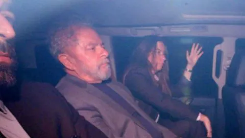 Lula encarcelado: Ex mandatario finalmente se entregó a la policía