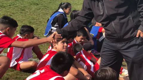 Harold Mayne Nicholls compartió con niños de San Pedro de la Paz