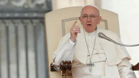 Papa pide perdón tras informe por abusos de la Iglesia chilena