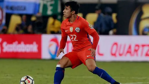 El solidario gesto de Edson Puch con adultos mayores en Iquique