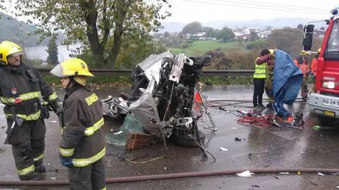 Dos personas graves deja violenta colisión frente a Laguna Lo Galindo