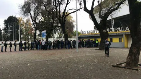Comenzó venta presencial de entradas para UdeC ante la UC: Galería visita agotadas