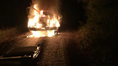 3 camiones resultan quemados en un nuevo ataque incendiario