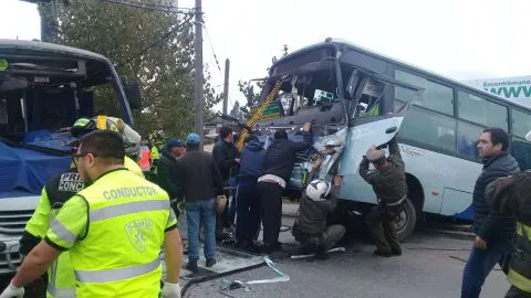 Grave colisión de buses en Concepción: Carabineros sujetó a pulso la máquina para evitar desbarranque