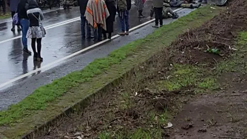 Grave accidente entre bus de carabineros y un camión deja varios heridos en Cañete