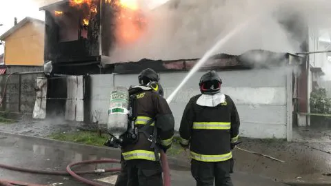 Incendio afectó a dos viviendas y un perro murió calcinado en Talcahuano