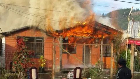 Incendio destruye casa de dueños de restaurante en Palomares