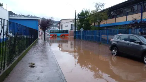 Calles anegadas, damnificados y desbordes de estero marcaron las intensas lluvias en Tomé