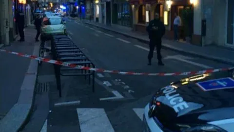 Dos víctimas fatales y al menos cuatro heridos dejó ataque con cuchillo de un hombre en París