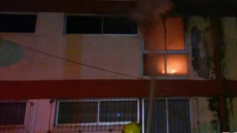 Al menos tres personas resultan damnificadas tras violento incendio en departamento