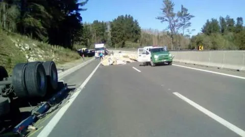 Volcamiento de carro con madera bloquea una de las pistas de la Ruta Cabrero