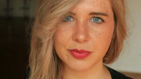 Extirpan quiste con dientes y pelos a mujer que sufría dolor de ovarios