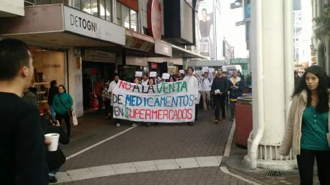 Estudiantes de farmacia protestan contra la venta de medicamentos en supermercados