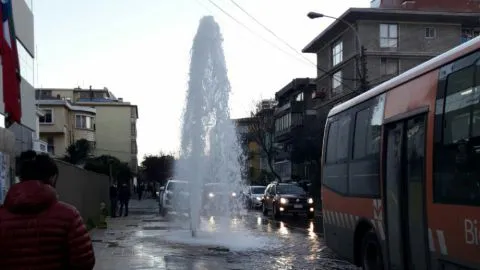 Emergencia hídrica en el centro de Concepción tras choque de bus con un grifo