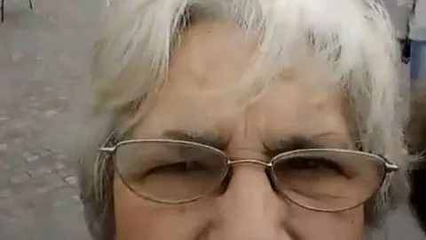 Abuelitas se vuelven viral tras fallido intento de selfie