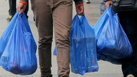 ¡Se acabó! No se entregarán más bolsas plásticas en el comercio en Chile