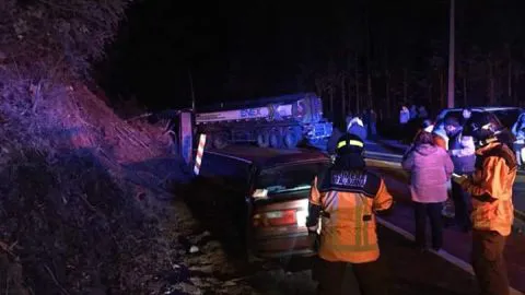 4 personas lesionadas en colisión frontal entre camión y dos autos en Ruta de la Madera
