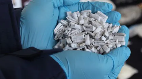 Detienen a dos personas tras decomiso de más de 1700 dosis de cocaína base