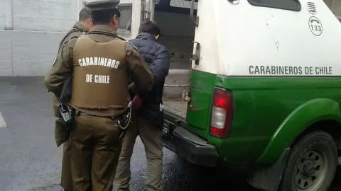 Ladrón de casa quedó enganchado en una reja al escapar en Talcahuano
