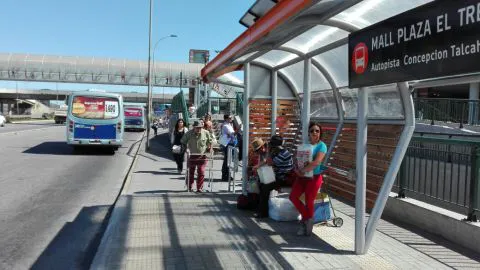 Conductores acusan amenazas de “sapo de micros” en paradero de Mall Plaza Trébol