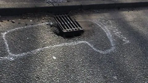 Peculiar protesta por pavimento en mal estado ¡Dibujando Penes!