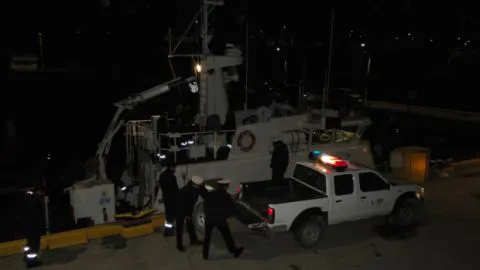 Pescador murió tras el volcamiento de su embarcación contra roqueríos