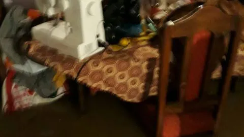 Impactante foto de abuelita refleja dramática madrugada de inundaciones en Tomé