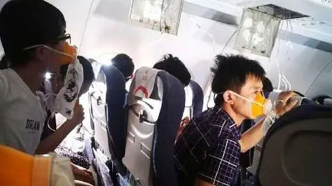 Avión pierde parabrisa en pleno vuelo y piloto es succionado
