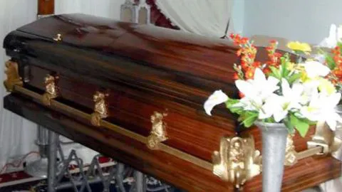 ¡Insólito! Joven apareció caminando en sus funerales