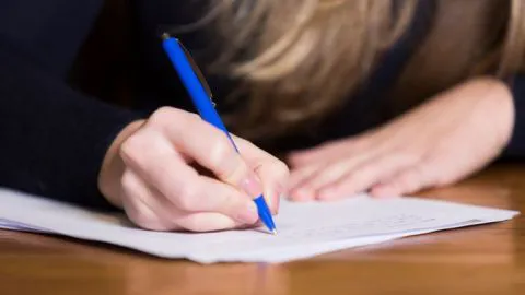 [Muy enamorado] Se viste como su novia para rendir examen por ella