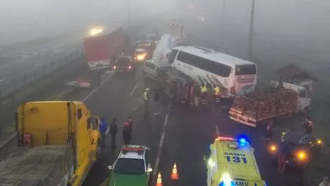 Grave accidente de tránsito involucró a bus de Carabineros entre otros vehículos