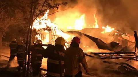 Niños de Alto Biobío pierden dependencias de su escuela tras gigantesco incendio
