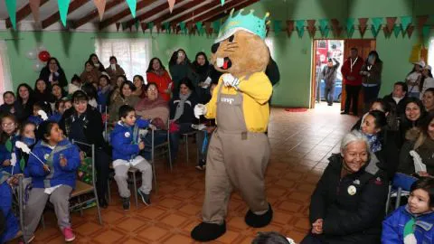 Así Forestín celebró su cumpleaños junto a alumnos de Caleta Tumbes