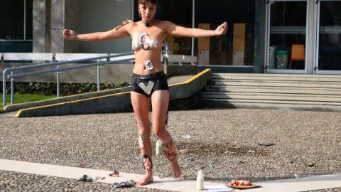 Protesta conceptual feminista se tomó frontis de la Casa del Arte UdeC