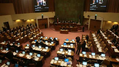 Estiman cuanto debería ganar realmente un parlamentario en Chile