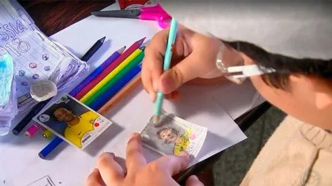 Niño conmovió al mundo tras dibujar álbum por no tener dinero