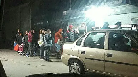 Largas filas para comprar parafina tras la jornada más fría del año