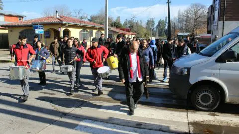 Estudiantes de Quillón marchan para que se elimine el uso de bolsas plásticas