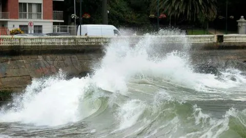 Armada advierte que olas de hasta 4 metros podrían golpear las costas del país