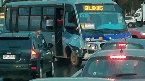 Colisión de bus con vehículo menor deja cuatro personas lesionadas